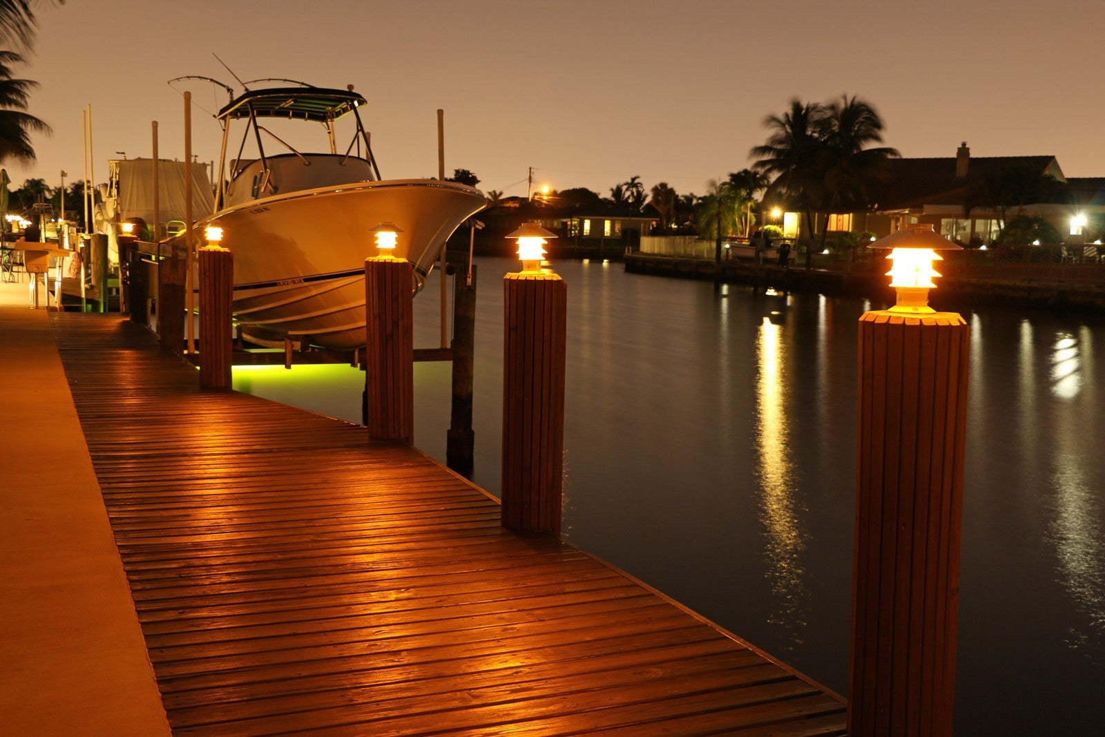 Solar Piling Light Solar Pagoda Piling Light – Lunmar Boat Lifts